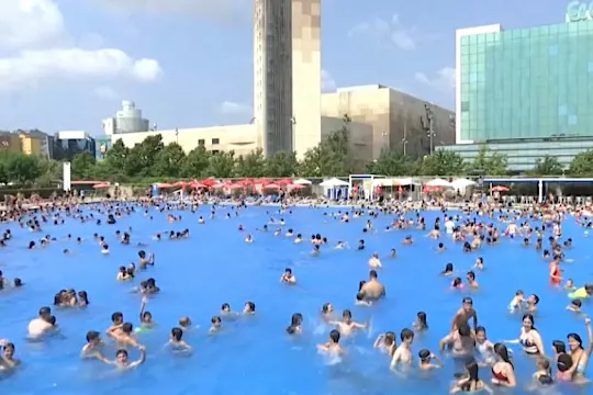 Public swimming pools in Catalonia must allow women to go topless