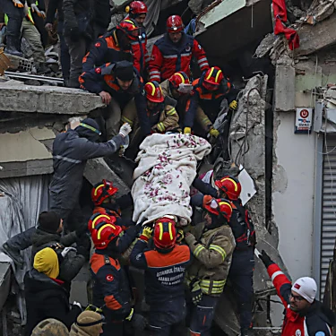 Ζωντανά: Οι επιζώντες εξακολουθούν να διασώζονται πέντε ημέρες μετά τον σεισμό Τουρκίας-Συρίας καθώς οι απολογισμοί ξεπερνούν τις 25.000