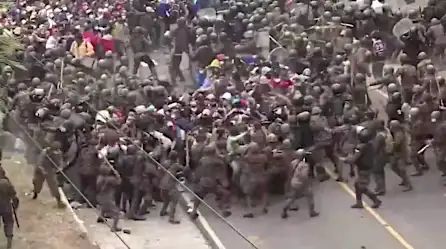 Detienen con garrotazos y gases lacrimógenos a caravana de migrantes en Guatemala | Video