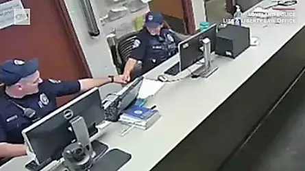 Video muestra a policías riéndose de la grabación del arresto de una mujer con demencia | Video