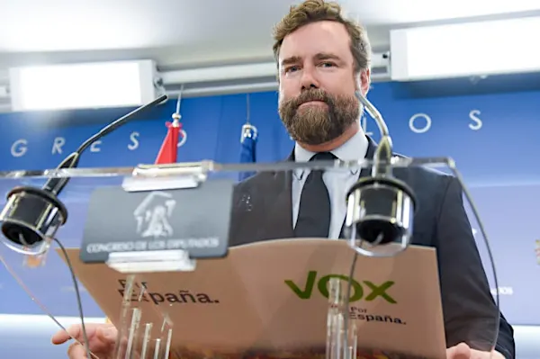 Abascal se entrega a los más duros de Vox, con Buxadé al frente, tras la marcha de Espinosa de los Monteros