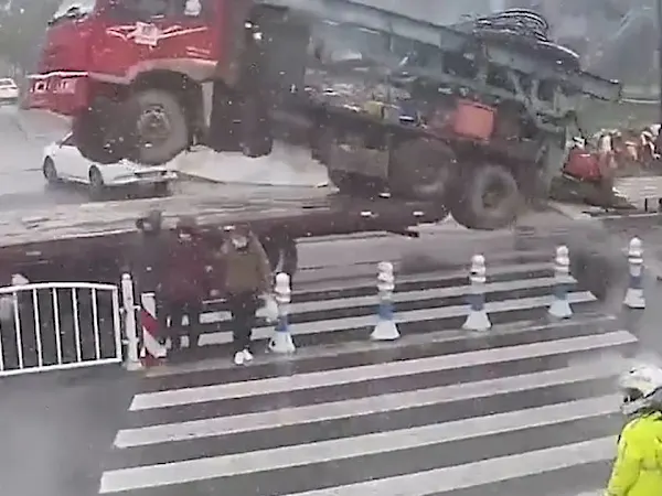 Un camion tombe d'une remorque en pleine rue