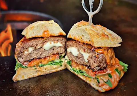 Italienischer Burger – Gefüllter Burger mit Mozzarella