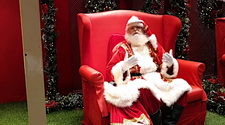 Ante la pandemia, Santa Claus echa de menos a los niños que lo visitaban en su trono | Video