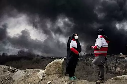 «Ποτάμια» πετρελαίου ρέουν στους δρόμους της Τεχεράνης: Διαρκείς οι εκρήξεις, τοξικός καπνός