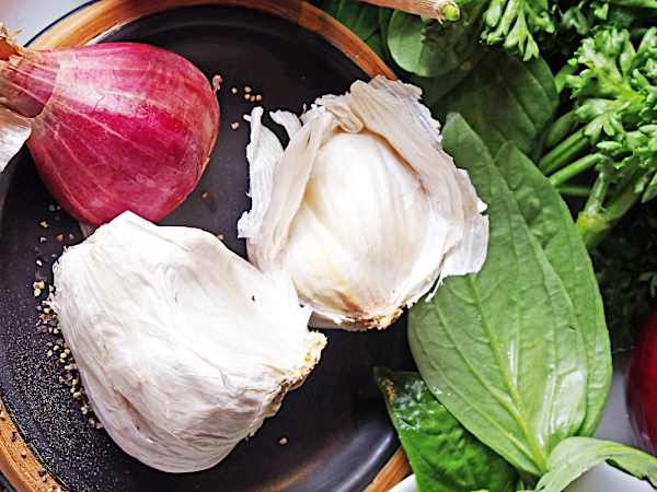 一緒に食べただけなのに？にんにくと卵、組み合わせると効果的なワケとは