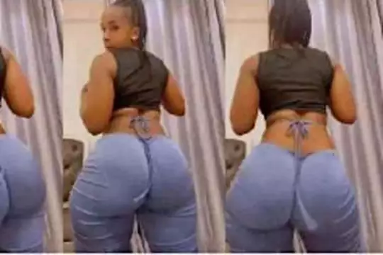 Video Of Ghanaian Lady Entertaining Her Fans With Her Soft Backside