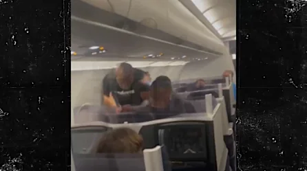 Video muestra a Mike Tyson golpeando a un pasajero en un avión