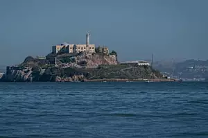 川普下令重新開放並擴大臭名昭著的惡魔島監獄