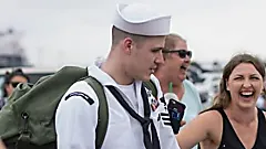 [Gallery] Navy Man Hurries To Greet Wife, But Sees Pregnant Belly And Realizes She Lied