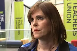 偷拍裙底的老師稱課堂上女性成為厭女態度的“目標”