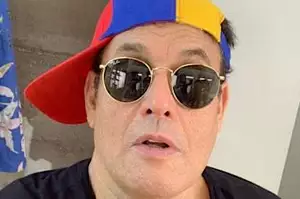 Sérgio Mallandro revela que fazia sexo com ex vestida de Branca de Neve: "Eu era o Zangado"