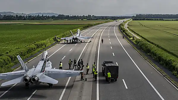 Ελβετία: εκπληκτικές εικόνες! Μαχητικά αεροσκάφη προσγειώνονται στον αυτοκινητόδρομο
