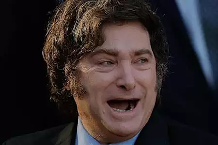 Argentina: Javier Milei retirado de comício após comitiva ser atacada com objetos