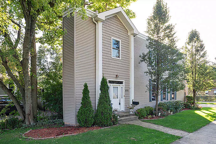 [Pics] This Couple's House Is Only 3-Foot Wide, Here's How It Looks Inside!