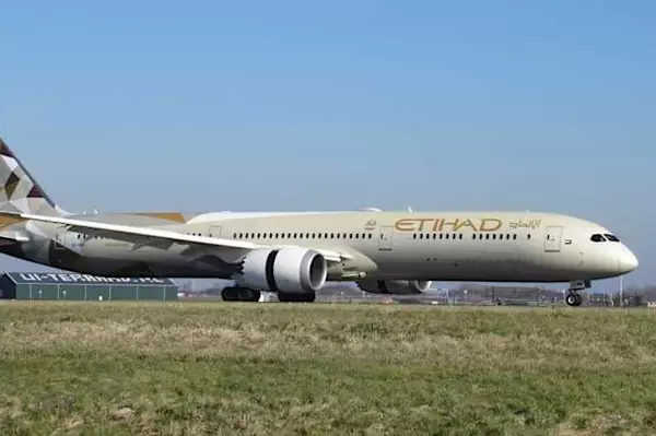 Un Boeing 787 freine d’urgence à plus de 200 km/h, son train d’atterrissage prend feu