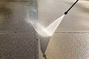 הטריק הפשוט הזה הופך את צינור הגינה למנקה בעל לחץ גבוה