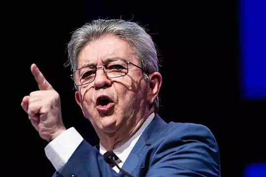 "Lescure ment, il peut facilement empêcher la hausse": le gouvernement peut-il bloquer les prix des carburants comme l'affirme Jean-Luc Mélenchon?