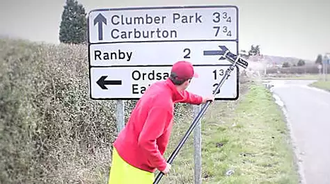 Viral road sign cleaner 'overwhelmed'