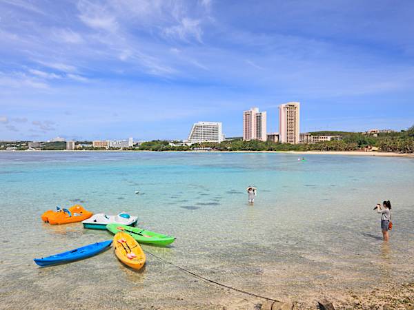 家族でグアム旅行も!?格安SIMで携帯代を節約する方法