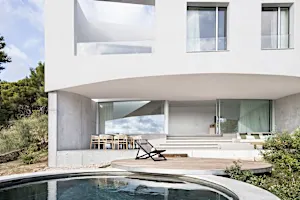 Una moderna casa de vacaciones en Menorca con jardín, porches y una piscina redonda Una moderna casa de vacaciones en Menorca con jardín, porches y una piscina redonda