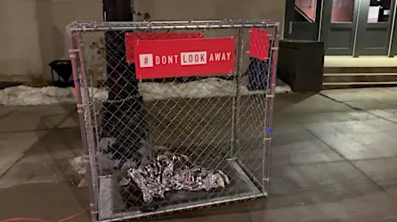 Exponen "niños" en jaulas en Iowa