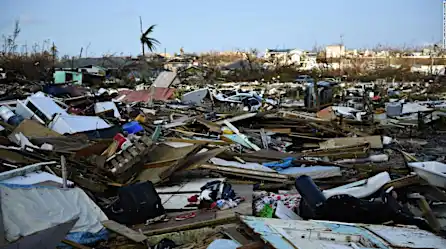 Sobrevivientes de Dorian huyen de destrucción en Bahamas