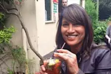 Mulher de 53 anos revela segredo que usa para fingir ter 21