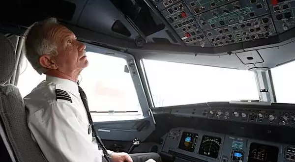 [Fotos] Você sabia que os pilotos de avião não podem ter barba?