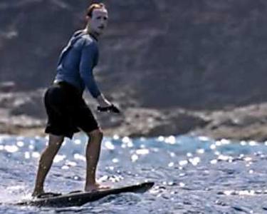 Pillan a Zuckerberg haciendo surf con un aspecto que ha puesto las redes patas arriba