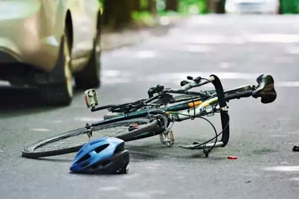 Strage sulla provinciale, due ciclisti travolti da un'auto: uno è morto