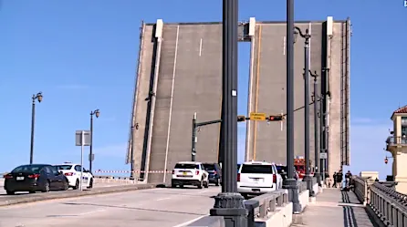 Una mujer cae al vacío en Florida al abrirse el puente levadizo que cruzaba