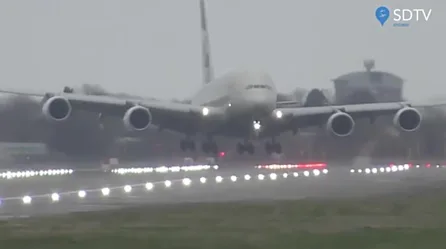 Aterrizaje casi vertical de un avión en plena tormenta