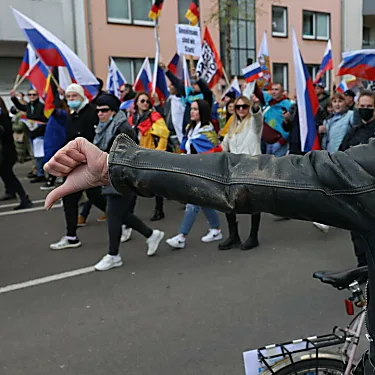 Διαδηλωτές υπέρ της Ρωσίας διαδηλώνουν στη Γερμανία