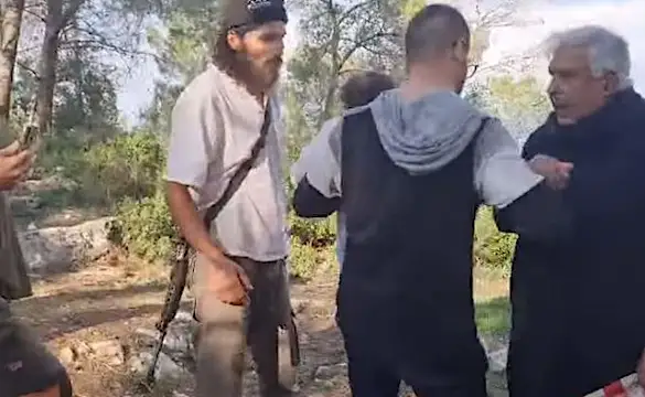 «Δεν είσαι Ισραηλινός, είσαι Άραβας»: Οι έποικοι και οι στρατιώτες αποβάλλουν την οικογένεια που έχει πικνίκ