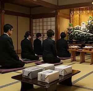 家族葬には親戚も呼びませんでした。葬儀社からの請求額はいくらだと思いますか？