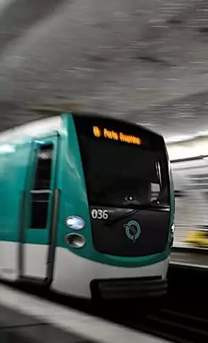 Η αστυνομία συνέλαβε ύποπτο για επίθεση με μαχαίρι σε τρεις γυναίκες στο μετρό του Παρισιού