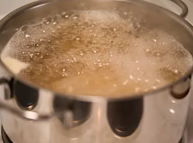 【悲報】女さん､3kgの砂糖を煮詰めたバケツいっぱいの熱湯を就寝中の夫にゴクゴク飲ませる