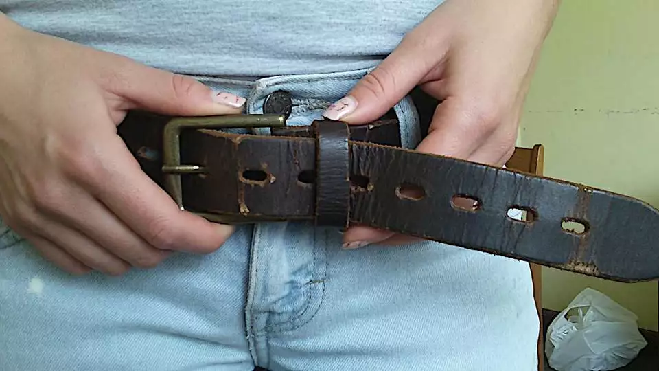 Frauen ab 40 aufgepasst: Bauch schmilzt mit diesem alten Oma-Trick