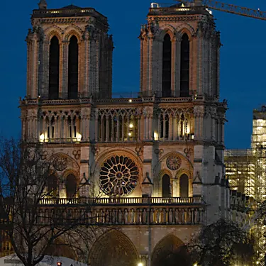 Η φωτιά του Παρισιού αποκαλύπτει κρυμμένο σίδερο που κρατά ψηλά την Παναγία των Παρισίων