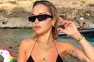 Rita Ora Mocked For Wearing 'Child-Sized' Bikinis, And Her Mum Got In On It Too Rita Ora Mocked For Wearing 'Child-Sized' Bikinis, And Her Mum Got In On It Too