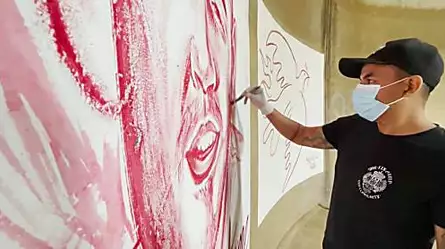 Artista en Colombia pinta murales con sangre humana en símbolo de protesta contra la violencia | Video