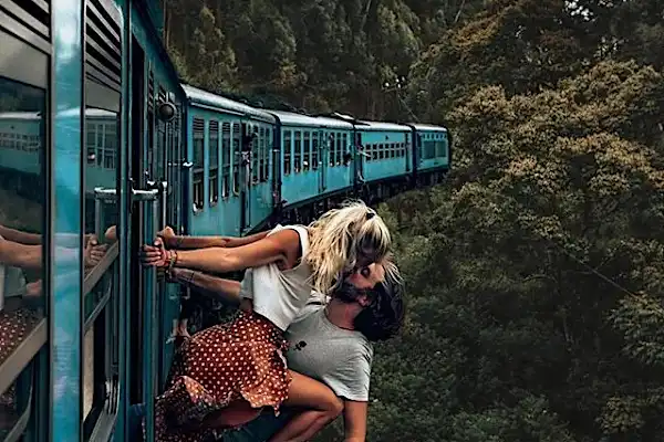 Couple's innocent vacation selfie reveals scary surprise in the background