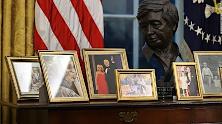 El busto de César Chávez adorna la Oficina Oval de Joe Biden