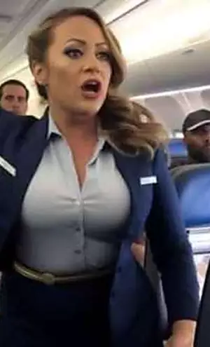 Η αεροσυνοδός βλέπει τον σύζυγό της στο αεροπλάνο, ανακαλύπτει κάτι όταν τον πλησίασε