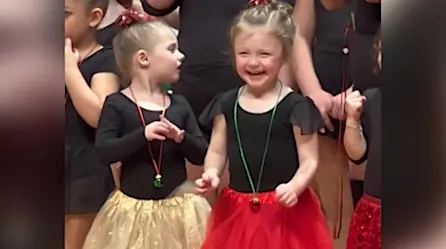 Mira el momento en que una niña de 3 años se da cuenta de que su familia está en su recital de baile