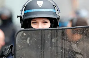 Η αστυνομία του Παρισιού υποστηρίζει τις συγκεντρώσεις της 1ης Μαΐου