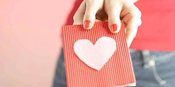 Correio elegante: 10 frases criativas para enviar e surpreender