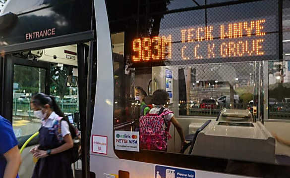 新辅助巴士983M启用 学生和家长：盼增下午趟次