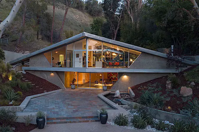 The ‘Triangle House’ is Set in a Picturesque Spot Between Two Hills in Tarzana, California